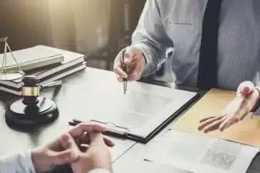 خدمة صياغة العقود 365x243 1